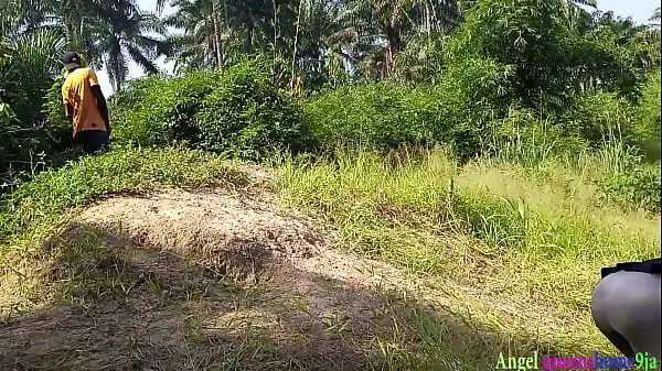 新しい忙碌的獵人 Okoro 在公共場合抓到了一個漂亮的當地非洲黑人和陰道女農場主，他幾乎用他的大公雞完成了她，而丈夫兄弟躲起來並用他隱藏的相機捕捉它們。完整的紅色視頻新鮮なチューブ