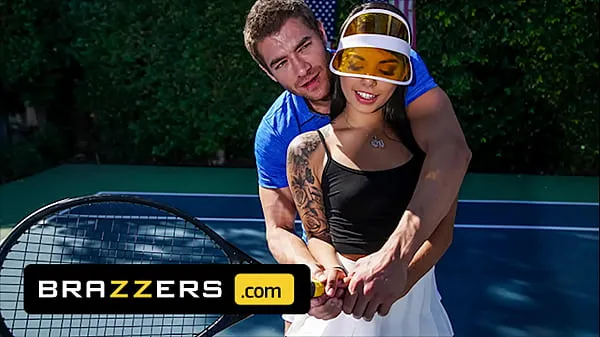 Xander Corvus) Massages (Gina Valentinas) Foot To Ease Her Pain They End Up Fucking - Brazzers Tiub baharu baharu
