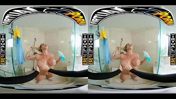 Νέος Busty Blonde MILF Robbin Banx Seduces Step Son In Shower φρέσκος σωλήνας