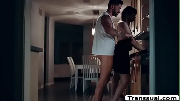 Neue Die beschwipste Transe geht langsam durch ihr Haus, damit sie keinen Lärm machen kann. Plötzlich erwischte ihr Stiefbruder sie dabei. Anstatt wütend zu werden, lässt er ihren großen Schwanz aus ihrer Kehle und fickt im Gegenzug ihren engen nassen Arsch sofrische Tube