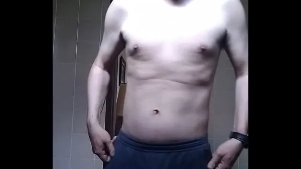 Nová shirtless man showing off čerstvá trubica