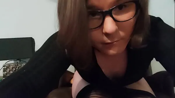 新的 青少年变性人 Anallisa 毫不留情地给自己一个深喉，并在网络摄像头前独奏她的喉咙 - 这个年轻的人妖喜欢在她的屁股猫中用她的假阳具玩肛门，并在她的卧室自慰时尖叫 新鲜的 管