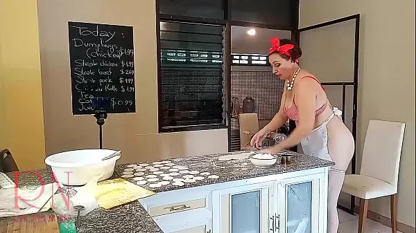 新的 裸体管家 Regina Noir 在厨房做饭。 裸体女仆包饺子。 裸体厨师。 一位赤身裸体的家庭主妇正在厨房准备晚餐。 堕落异想天开的管家不穿内裤在屋里工作。 我请你吃饭！ 今天我在擀面，包饺子。 这个好吃！ 屋主让女仆赤身裸体地工作。 很高兴看到裸体女仆。 猫，山雀，乳头，毛茸茸的耻骨。 干死女仆 新鲜的 管
