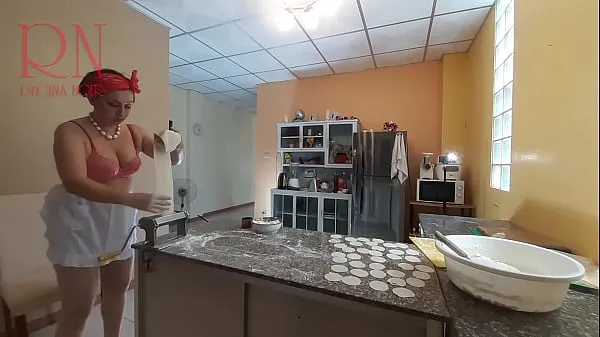 新的 裸体管家 Regina Noir 在厨房做饭。 裸体女仆包饺子。 裸体厨师。 一位赤身裸体的家庭主妇正在厨房准备晚餐。 堕落异想天开的管家不穿内裤在屋里工作 新鲜的 管
