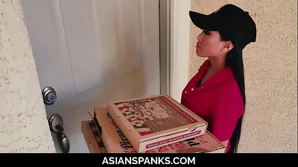 Nová Poor Little Asian Stuck at Windows after Delivering a Hot Pizza [UNCENSORED čerstvá trubica