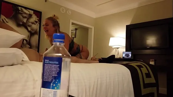 Uusi Stupid Water Bottle! Madelyn Monroe Fucks Stranger in Vegas tuore putki