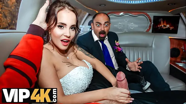 Nová VIP4K. Random passerby scores luxurious bride in the wedding limo čerstvá trubice