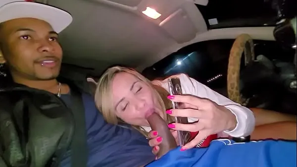 Neue Milf Bianca Naldy spricht mit den Fans und lutscht den Schwanz im Autofrische Tube