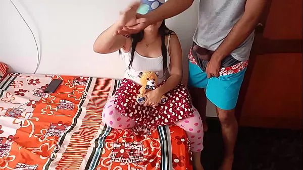 Novo Ele fode seu vizinho tesão: ele puxa minha calcinha para baixo para que eu possa ver minha buceta virgem e eu chupo seu pênis grande, ele me dá um belo bichinho de pelúcia depois de me encher de porra tubo novo