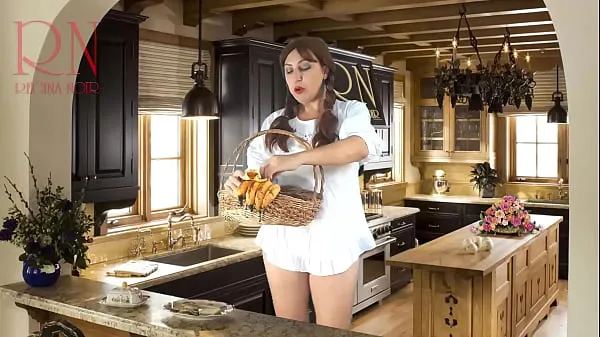 Uusi Cheerful maid without panties eats a lot of bananas in the dining room. ASMR tuore putki