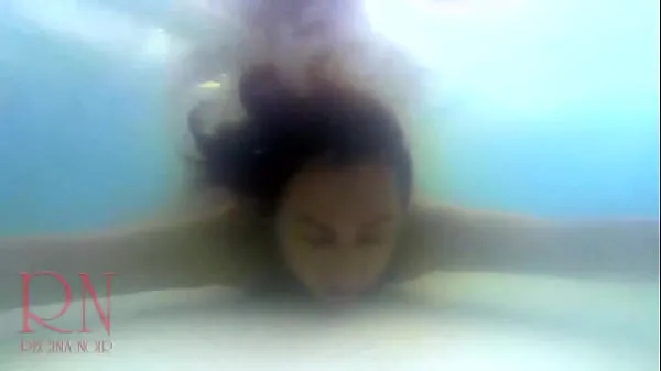 新的 水下憋气。 统治粗暴的性行为。 裸体主义者 Regina Noir 在游泳池里游泳、吸吮和乱搞。 户外性爱。 当她是 uderwater 时，他妈的一个妓女的嘴和猫 新鲜的 管