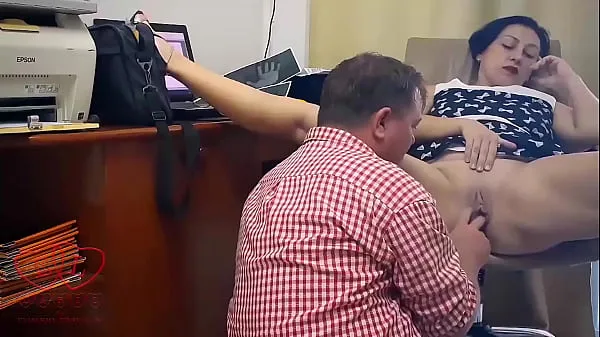 新的 女老板给猫舔阴与工程师 女老板-1.舔阴与工程师 这位女士打电话给工程师修理MFP。 那家伙来到老板的办公室。 母狗张开双腿，开始取笑她的员工。 妓女脱下她的内裤，让她抚摸她的阴部。 工程师很角质。 女人的老板命令雇员做她的舔阴。 那家伙舔了很长时间的猫，直到母狗得到性高潮 新鲜的 管