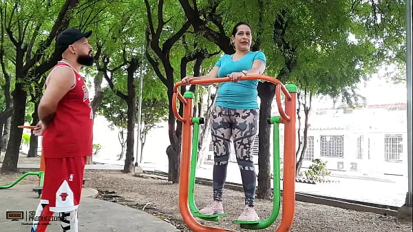 Nuevo Encuentro a la puta de mi vecina en el parque y me invita a follarmela en su casa HISTORIA COMPLETA tubo nuevo