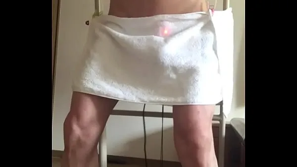 The penis hidden with a towel comes off when you move strongly. She endures it, but a powerful vibrator explodes and eventually the towel falls. Ejaculate in 1 minute of premature ejaculation Tube baru yang baru