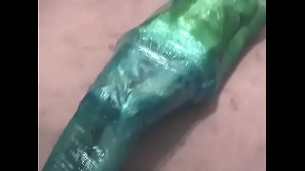 Novo Fetish chick loves being wrapped in green plastic with her shaved pussy tubo novo