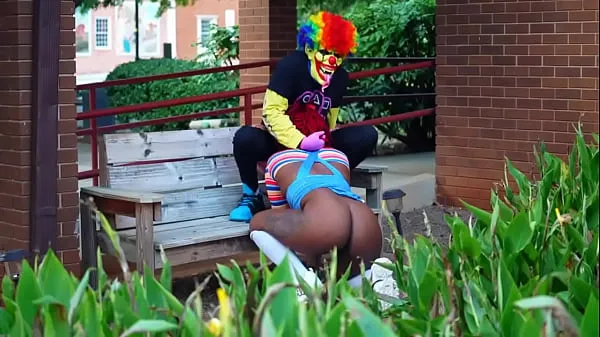 Nytt Chucky “A Whoreful Night” Starring Siren Nudist and Gibby The Clown färskt rör