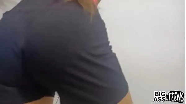 新しい我的繼兄弟不會讓我一個人呆著，當他總是想操我時，我必須把我的屁股給他新鮮なチューブ