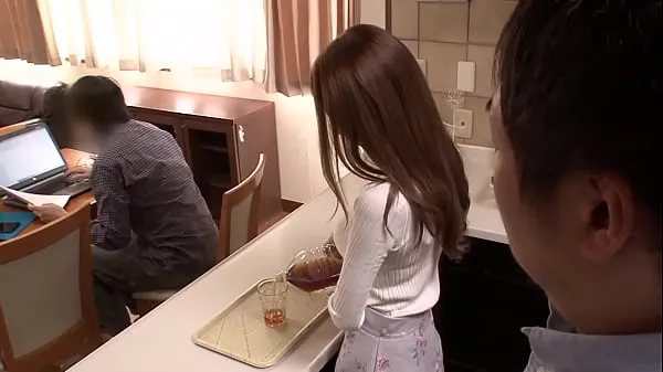 Neue Ihr Mann ist in der Nähe, aber sie kann dem Vergnügen nicht widerstehen! Die läufige Frau schüttelt ihre eigenen Hüften und kommt immer wieder, und am Ende bekommt sie Nakadashi in Folge! Teil 4frische Tube