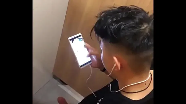 asian jerking off in the bathroom أنبوب جديد جديد