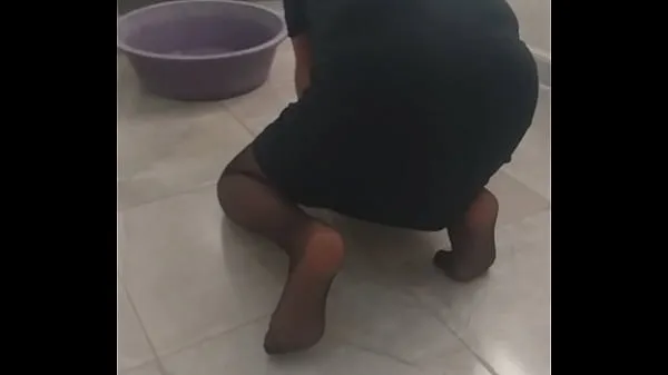 Yeni Tesettürlü seksi üvey annem ev temizliği yapıyoryeni Tüp