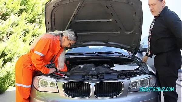 Nouveau Le gars avec qui je suis allé réparer la voiture, il était fou et quand il découvre ma salopette cassée, il devient chaud et me baise sur le dessus de la voiture nouveau tube