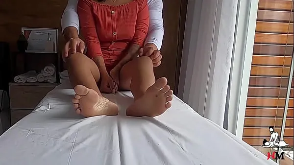 Nouveau La caméra enregistre une thérapeute en train d'enlever la culotte de sa patiente - Massage tantrique - VRAIE VIDÉO nouveau tube