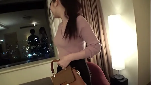 新的 穿着泳装约会的时候，巨乳抖得我都快勃不起来了！ 经过大量的奶操后，我一边用油摇晃她闪亮的 H 奶头，一边在里面射精 新鲜的 管