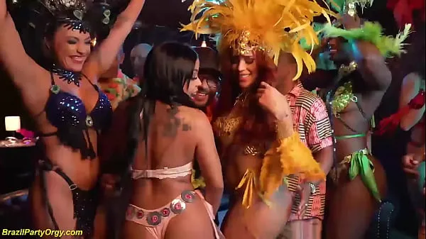 新しい野生のブラジル人サンバ ダンサーは、私たちの本当のカーニバルのグループセックス乱交で犯された深い指と荒い二重浸透新鮮なチューブ
