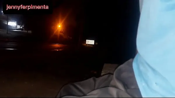 Nuovo serio!! Corro il rischio di mettere il cazzo davanti a questa giovane donna che aspetta l'autobus... come reagiràtubo fresco