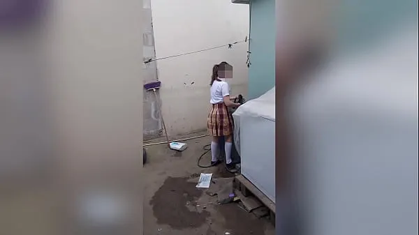 新的 当没有其他人在家时，正在洗内裤的年轻学对她的继父感到惊讶，真正的自制 新鲜的 管