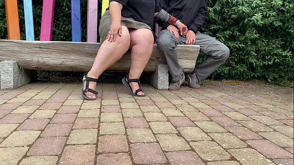 Nouveau Stranger MILF me donne une bite dans un parc public nouveau tube