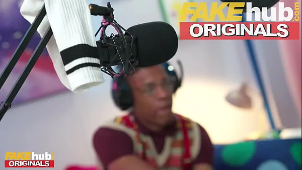 Novo FAKEhub Originals - Estudante latina excitada precisa de sexo anal de seu colega de casa negro nerd distraído pelo videogame Fake Taxi tubo novo