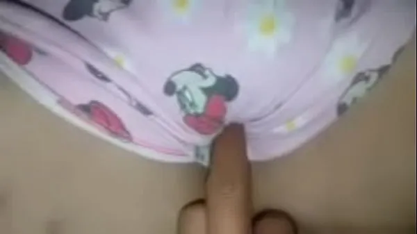 Spreading the beautiful girl's pussy, giving her a cock to suck until the cum filled her mouth, then still pushing the cock into her clitoris, fucking her pussy with loud moans, making her extremely aroused, she masturbated twice and cummed a lot أنبوب جديد جديد