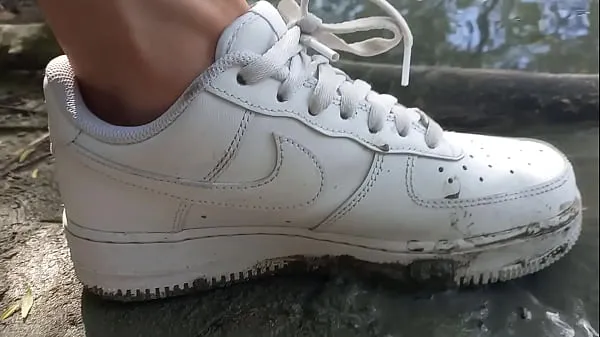 新的 这个小伙子用他的白色运动鞋 Nike Air Force One AF1 不穿袜子践踏泥土 这段同性恋色情视频是关于男孩在大自然中的恋足癖。 乔恩·阿尔廷 (Jon Arteen) 是一位炙手可热的亚洲双胞胎模特。 这位性感小伙穿着白色运动鞋，Nike Air Force One AF1，没有穿袜子。 没穿袜子的小伙子在脏兮兮的泥巴里玩耍，用脚践踏、跺脚、碾压、发出声音 新鲜的 管