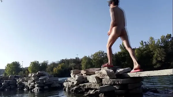 Nuevo Chico asiático desnudo haciendo yoga al aire libre sobre el agua mientras pasaba hombres en la esquina mirando Jon Arteen es un modelo porno gay. El chico asiático aparece desnudo en este vídeo, mostrando todo su cuerpo esbelto y esb tubo nuevo