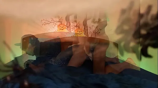 新的 Halloween 万圣节鬼操一个可爱的情绪化女男，呻吟着，精液深深地射进他紧致的屁眼里 在这段为万圣节制作的同性恋色情视频中，模特乔恩·阿尔廷 (Jon Arteen) 扮演幽灵和情绪化的女同性恋者。 通过电脑上的视频蒙太奇，您可以看到两个透明角色在床上进行同性性行为。 有无套性交、口交、自慰……卧室布置成万圣节主题：白网、黑蜘蛛、杰克南瓜头、绿灯、红灯……还有诡异的配乐 新鲜的 管