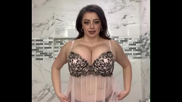 Nová Chubby slut with huge natural tits Juicy Jade tries on a bra čerstvá trubica