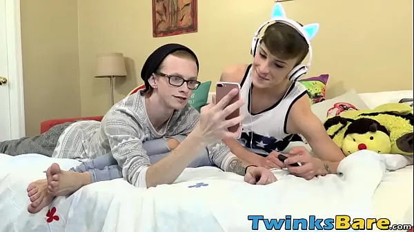 Nová Good looking twink takes giant dick up his tight asshole čerstvá trubice