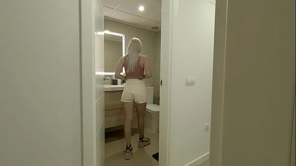 新的 我的室友在浴室里自慰，以为她独自一人，而我偷偷地来给我打手枪，她给了我口交 新鲜的 管