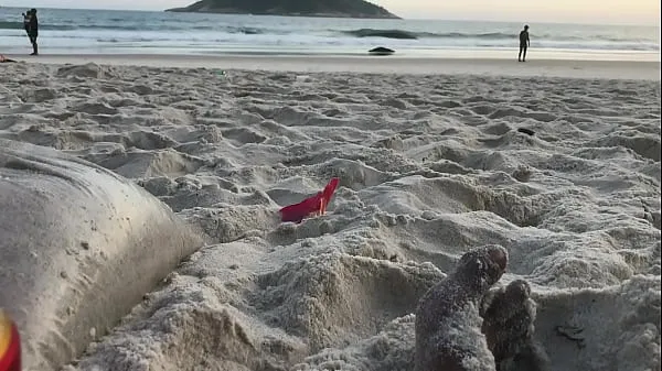 새로운 Couple playing show off on the beach is a game that ends badly 신선한 튜브