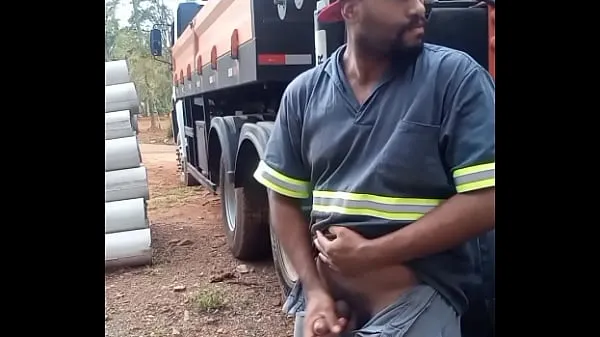 새로운 Worker Masturbating on Construction Site Hidden Behind the Company Truck 신선한 튜브