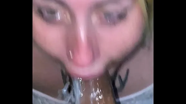 Neue little bitch sucks it all and fills it with slime and puts it in her pussy all wetfrische Tube