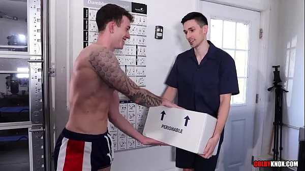 Nytt Kane Fox Drops off an Extra Large Package in Finn August's Ass RAW färskt rör